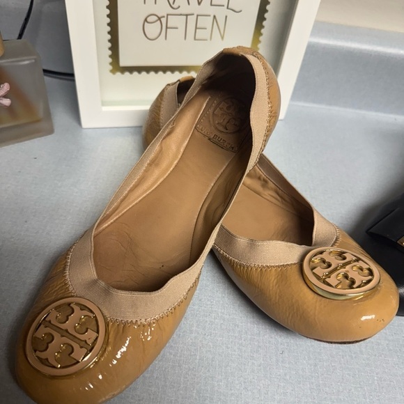 Tory Burch Black and Tan Leather Flats with Logo Medallion - Picture 8 of 12